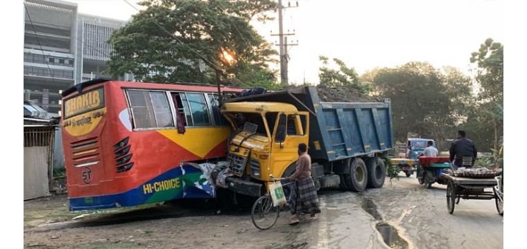 ত্রিমুখী সংঘর্ষের কবলে জামায়াত নেতাকর্মীদের বহনকারী বাস, নিহত ৩