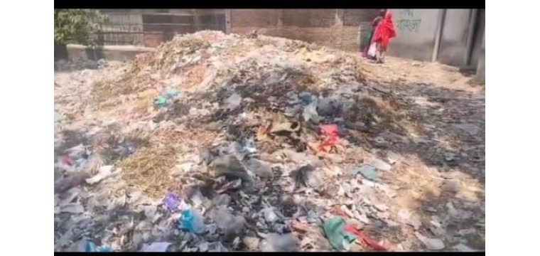 চাঁপাইনবাবগঞ্জ মনাকষা বাজারে রাস্তার পাসে খোলা ডাস্টবিনে পথচারীদের নাভিশ্বাস 