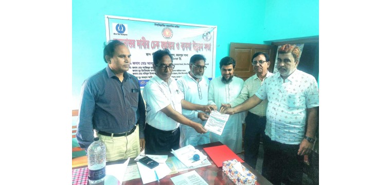 গোমস্তাপুরে মরনোত্তর দাবির চেক বিতরণ