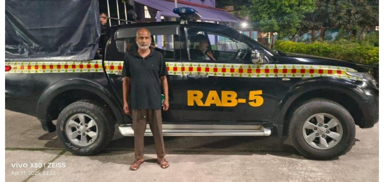 চাঁপাইনবাবগঞ্জে চাকুরী দেয়ার নামে অর্থ হাতিয়ে নেয়া চক্রের মূলহোতাকে গ্রেফতার