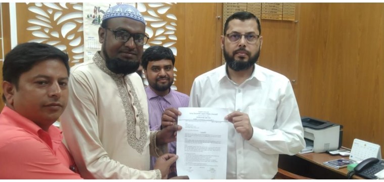 প্রধান উপদেষ্টা বরাবর স্বতন্ত্র ইবতেদায়ী মাদ্রাসার পক্ষ থেকে শিক্ষকদের স্মারকলিপি প্রদান
