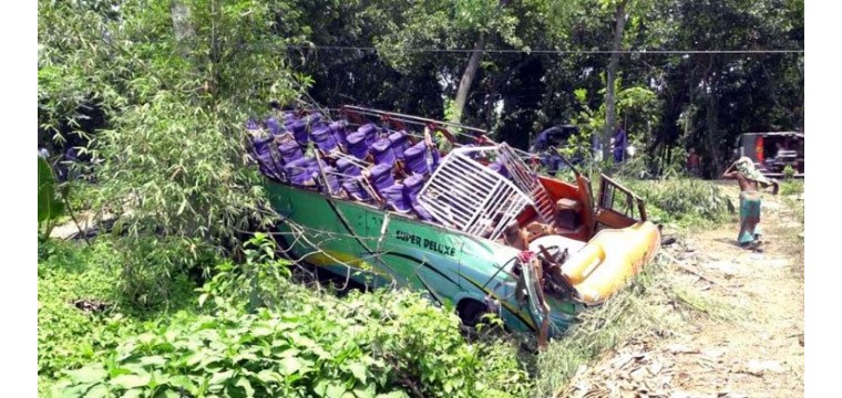 নিয়ন্ত্রণ হারিয়ে সড়কের পাশের খাদে বাস, আহত ৪