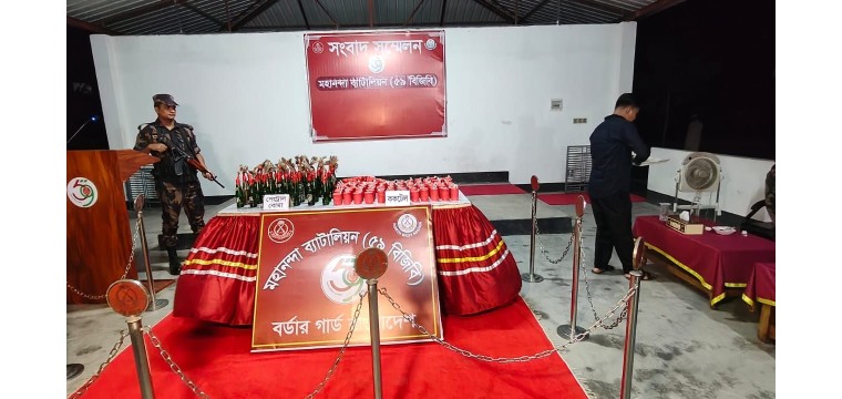 চাঁপাইনবাবগঞ্জ সীমান্তে বিপুল পরিমাণ বোমা উদ্ধার 