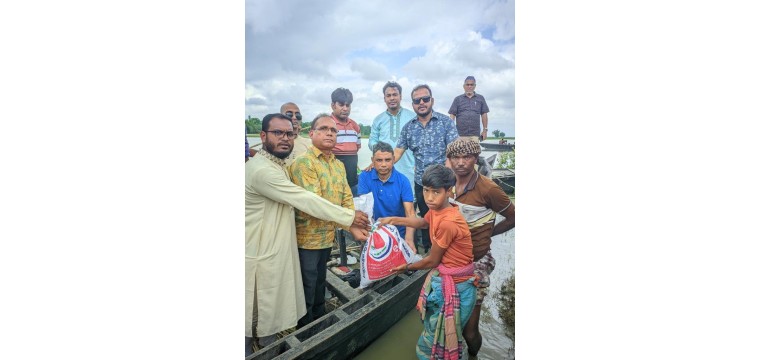 নারায়নপুরে চাঁপাইনবাবগঞ্জ জেলা সমিতির ত্রাণ বিতরণ