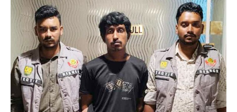 পুলিশ কর্মকর্তাকে ছুরিকাঘাত করে পালানো ছিনতাইকারী গ্রেফতার