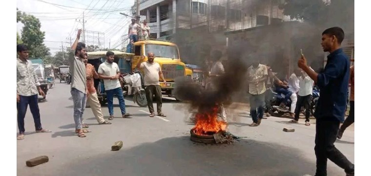 নুরের ওপর হামলার প্রতিবাদে চাঁপাইনবাবগঞ্জে সড়ক অবরোধ