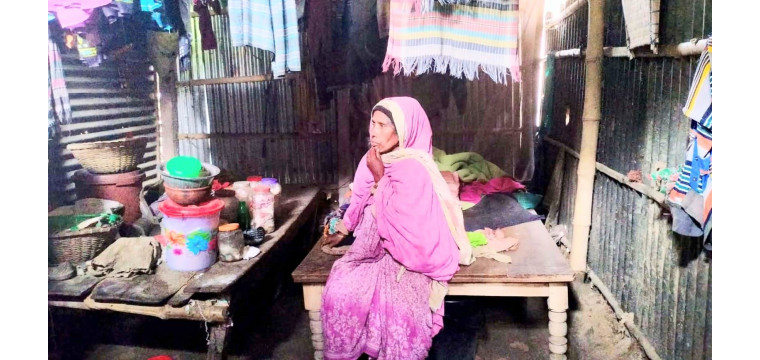 ভোলাহাটে ষাটোর্ধ্ব প্রতিবন্ধী মা ও ছেলের ভাঙ্গা কুঁড়ে ঘরের খোঁজ রাখেনি কেউ