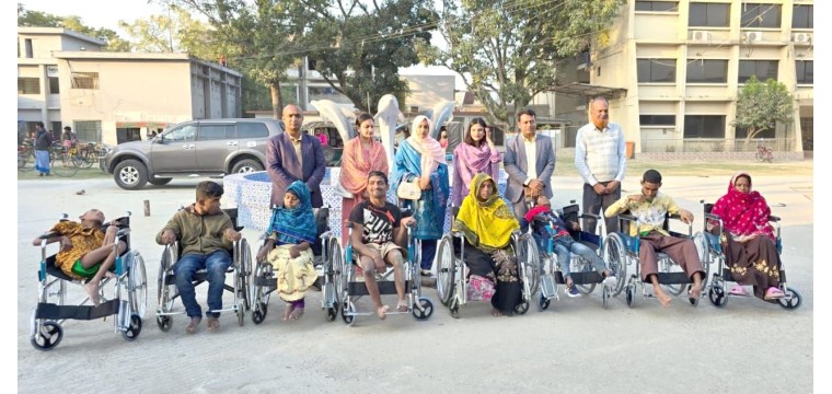 শিবগঞ্জে প্রতিবন্ধীদের মাঝে হুইল চেয়ার বিতরণ