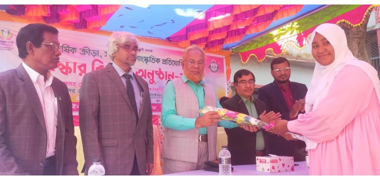 চাঁপাইনবাবগঞ্জ মহিলা কলেজে বিজয়ী শিক্ষার্থীদের মাঝে পুরস্কার বিতরণ