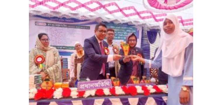 গোমস্তাপুরে এসএসসি পরীক্ষার্থীদের বিদায় ও কৃতি শিক্ষার্থীদের সংবর্ধনা
