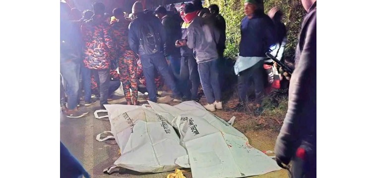 মোহনপুরে সড়ক দুর্ঘটনায় ৩ জনের মৃত্যু 