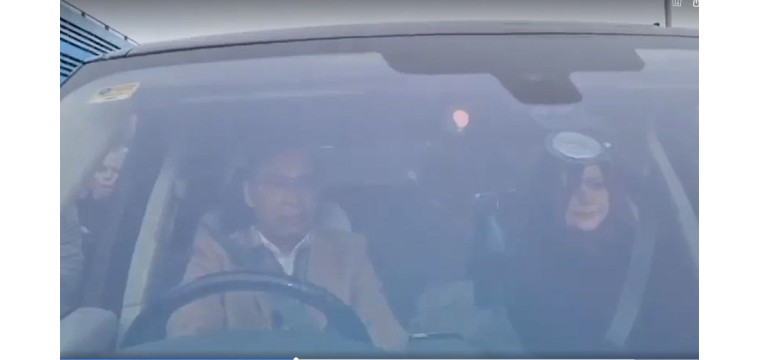 গাড়ি চালিয়ে মাকে নিয়ে গেলেন তারেক রহমান