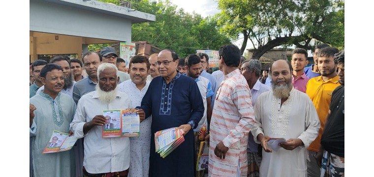 বিএনপির ৩১ দফা বাস্তবায়নের লক্ষ্যে চাঁপাইনবাবগঞ্জে লিফলেট বিতরণ