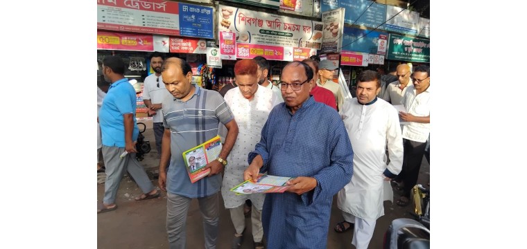 চাঁপাইনবাবগঞ্জে বিএনপির গণসংযোগ কার্যক্রমে লিফলেট বিতরণ