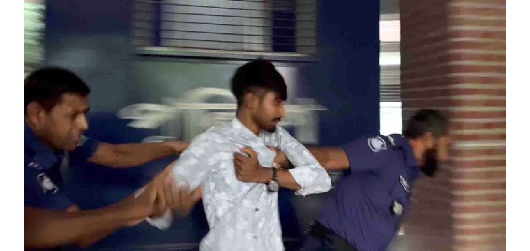 চাঁপাইনবাবগঞ্জ আদালত আ’লীগ নেতাদের ডিম নিক্ষেপ করতে এসে পুলিশ হেফাজতে ছাত্রদল নেতা