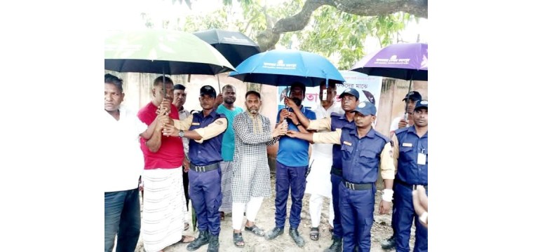 মানবতার সেবায় রহনপুর এর উদ্যোগে ট্রাফিকদের মাঝে ছাতা বিতরণ