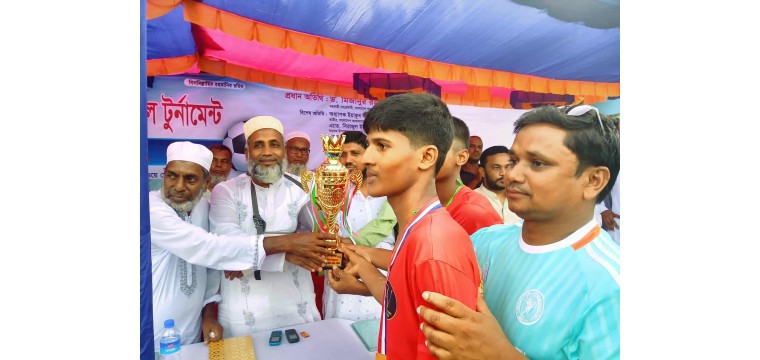 নাচোলে আন্ত: পৌর ফুটবল টুর্নামেন্টের ফাইনাল অনুষ্ঠিত 