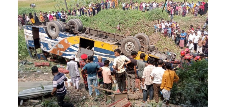 মাদারীপুরে যাত্রীবাহী বাস খাদে পড়ে নিহত ১ , আহত ১০