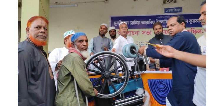 চাঁপাইনবাবগঞ্জে ইফতার, হুইল চেয়ার ও আর্থিক সহায়তা প্রদান 