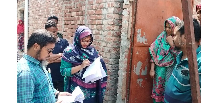 রহনপুরে বাড়ি বাড়ি গিয়ে ভিজিএফের তালিকা যাচাই-বাছাই করছেন ইউএনও 