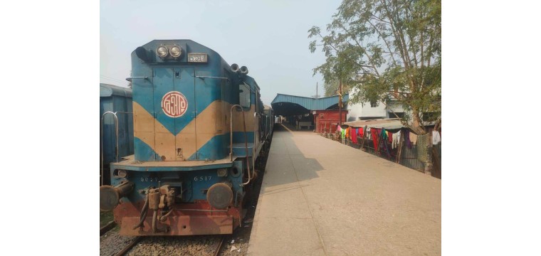 রহনপুর -রাজশাহী-ঈশ্বরদী রুটের কমিউটার ট্রেনের বগি কর্তন :যাত্রী দুর্ভোগ চরমে