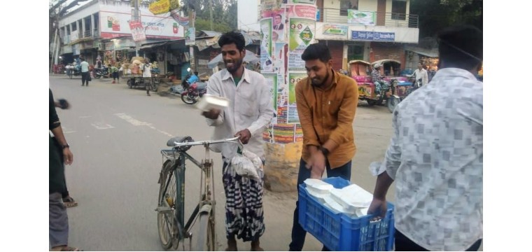 ভোলাহাটে আইকনিক ইয়ুথ অর্গানাইজেশনের ইফতার বিতরণ