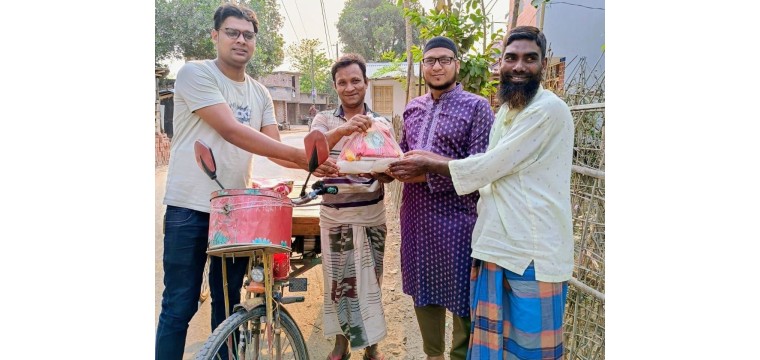 ভোলাহাটে রুবেল আহমেদের ঈদ উপহার সামগ্রী বিতরণ