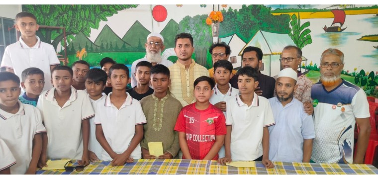 বিভাগীয় চ্যাম্পিয়ন হওয়ায় ফুটবল দলকে সম্মানী দিলেন আ: কাদের উৎসব