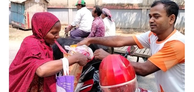 সাংবাদিক শাহীনের ঈদ সামগ্রী বিতরণ 