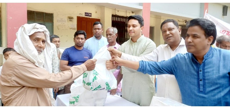রহনপুরে এম ফেরদৌস ইসলাম খোকন এর উদ্যোগে অসহায়দের মাঝে ঈদ সামগ্রী বিতরণ 