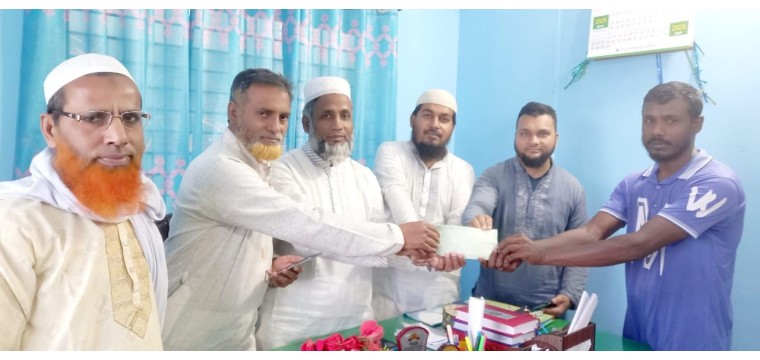 গোমস্তাপুরে সাইকেল চুরি হওয়া পত্রিকা হকারকে জামায়াতের আর্থিক সহায়তা 
