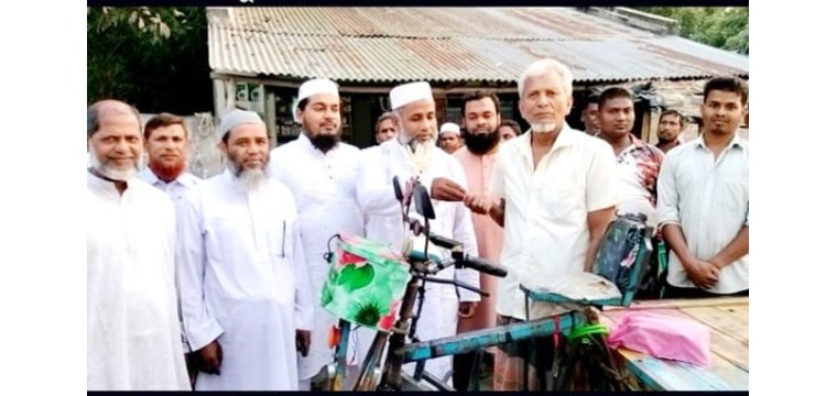 গোমস্তাপুরে অসহায় ব্যক্তিকে ভ্যান গাড়ি দিল জামায়াত 