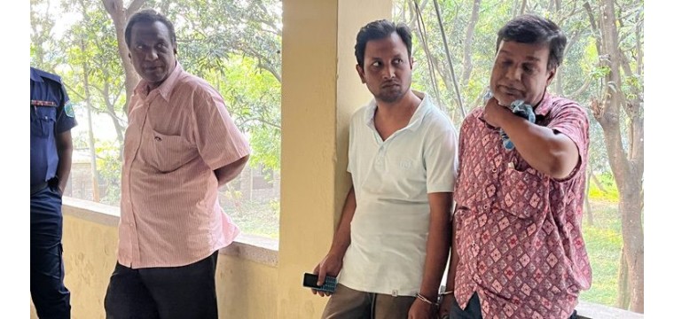 চাঁপাইনবাবগঞ্জ বিআরটিএ অফিসে অভিযান চালিয়ে তিন দালালকে আটক