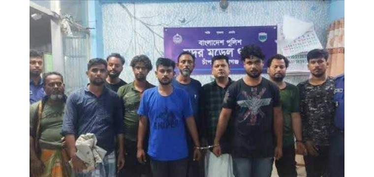 ভারত থেকে অবৈধভাবে ফেরার পথে চাঁপাইনবাবগঞ্জ সীমান্তে  ১০ বাংলাদেশী নাগরিক আটক 