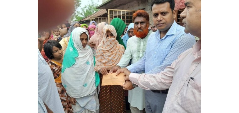 শিবগঞ্জে বজ্রপাতে নিহতের পরিবারদের মাঝে নগদ অর্থ প্রদান