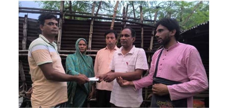 কালবৈশাখী ঝড়ে ক্ষতিগ্রস্থ মুকুলের পরিবারের পাশে বিএনপি নেতা আবু তাহের খোকন