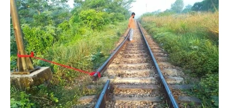 রেললাইনের ফিশপ্লেট খুলে লাল কাপড় বেঁধে দিলো দুর্বৃত্তরা।