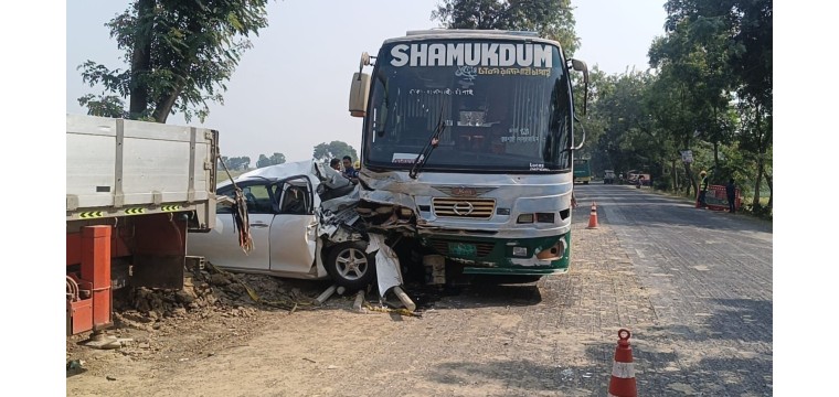 রাজশাহী মহাসড়কে শাহ মখদুম পরিবহন'র সঙ্গে প্রাইভেট কারের মুখোমুখি সংঘর্ষ