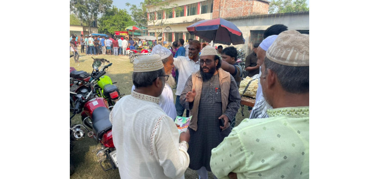 গোদাগাড়ীতে এবি পার্টির মনোনীত প্রার্থী ড.মুহাম্মাদ আব্দুর রহমান মুহসেনীর লিফলেট বিতরণ