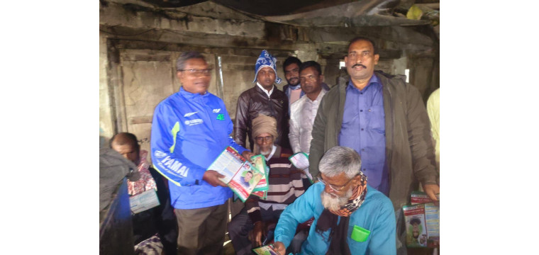 গোমস্তাপুরে জনাব তারেক রহমান ঘোষিত ৩১ দফা লিফলেট বিতরণ করেন বিএনপির নেতাকর্মীরা