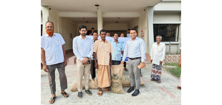 শিবগঞ্জ জেলেদের মাঝে চাল বিতরণ