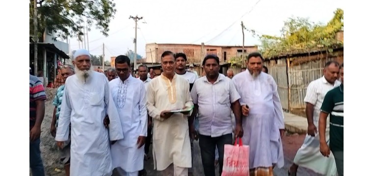 গোমস্তাপুরে বিএনপির মনোনয়ন প্রত্যাশী আশরাফ হোসেন আলীমের ৩১দফা লিফলেট বিতরণ