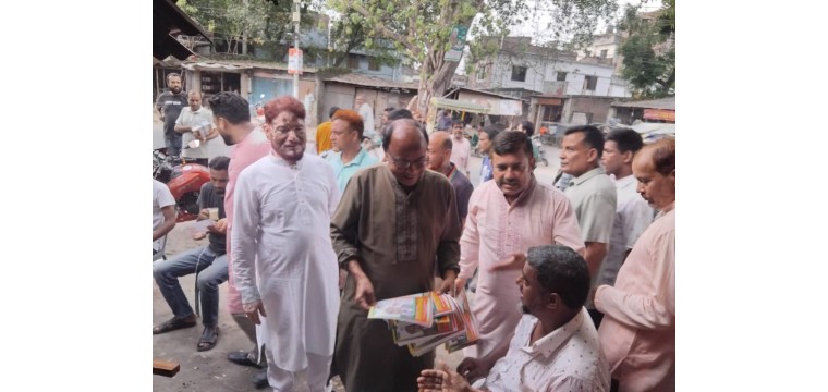 চাঁপাইনবাবগঞ্জে গোলাম জাকারিয়ার গণসংযোগ কার্যক্রমে লিফলেট বিতরণ