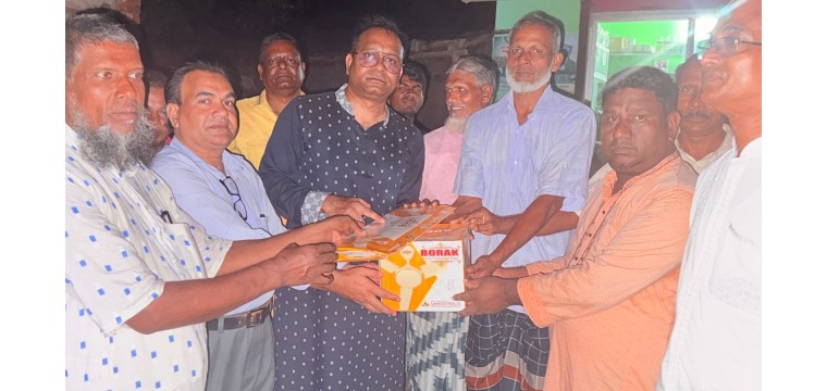 ভোলাহাটে মসজিদ ও ক্লাবে ফ্যান বিতরণ করলেন বিএনপি নেতা ড. এস এ অপু