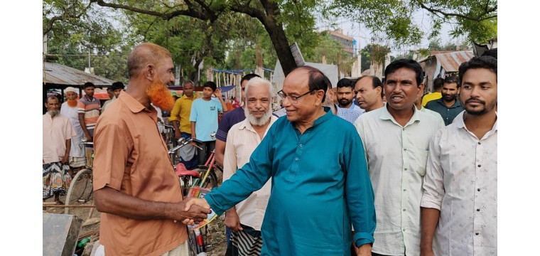 চাঁপাইনবাবগঞ্জে লিফলেট বিতরণে ব্যস্ত সময় পার করছেন আহ্বায়ক গোলাম জাকারিয়া