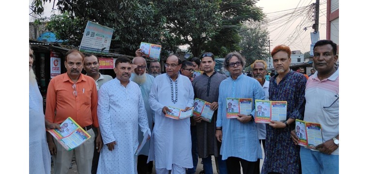 চাঁপাইনবাবগঞ্জে ৩১ দফা বাস্তবায়নে লিফলেট বিতরণ ও গণসংযোগ  করছেন আহ্বায়ক গোলাম জাকারিয়া