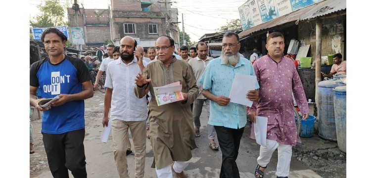 চাঁপাইনবাবগঞ্জে ৩১ দফার লিফলেট বিতরণ ও গণসংযোগ  করছেন গোলাম জাকারিয়া