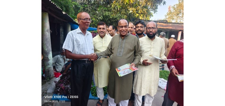 চাঁপাইনবাবগঞ্জে ৩১ দফার লিফলেট বিতরণ ও গণসংযোগ  করছেন গোলাম জাকারিয়া