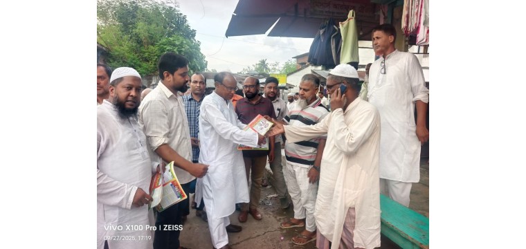 চাঁপাইনবাবগঞ্জে জনাব তারেক রহমান ঘোষিত ৩১ দফার লিফলেট বিতরণ ও গণসংযোগ  করছেন গোলাম জাকারিয়া