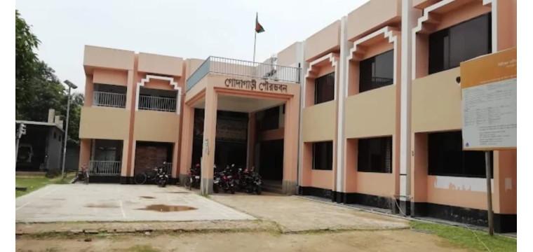 প্রশাসক ফয়সাল আহমেদের নেতৃত্বে বকেয়া বেতন পেল কর্মচারীরা, খুশির আমেজে ভাসছে গোদাগাড়ী পৌরসভা 